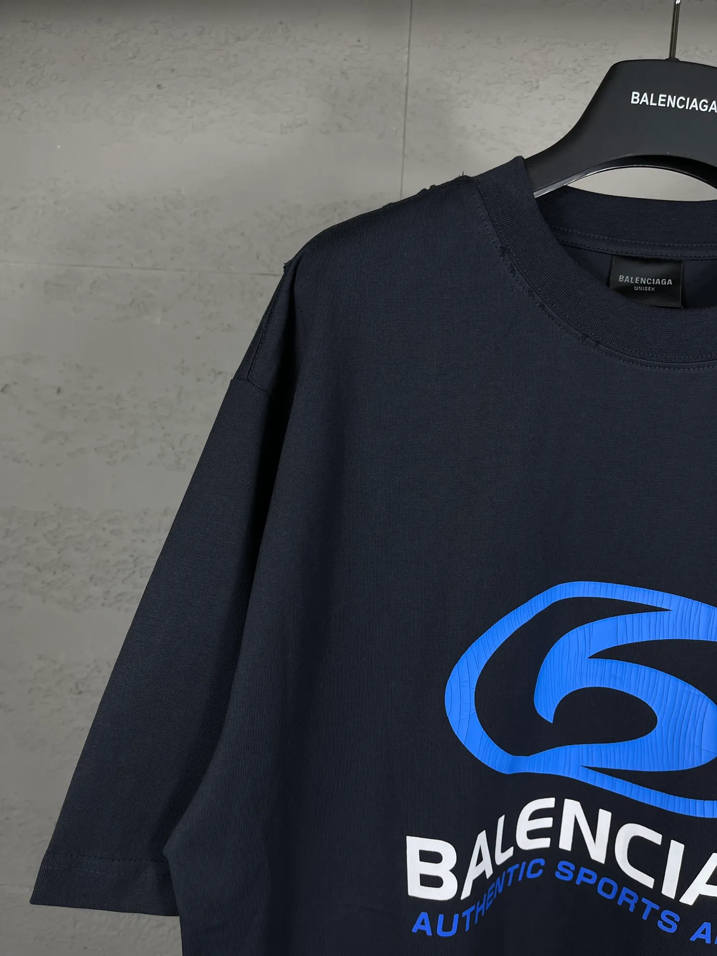 【 . Quality】BALENCI*GA/ .2024New Arrival.New Arrival LOGO T ， . Authentic ， ！ ZP 。 260 ， . ， ，。 。Classic LOGO ， ， 。 . ， ， ， OS . Same Style ：BL 223305 ： ， ，Yellow Size：XS L